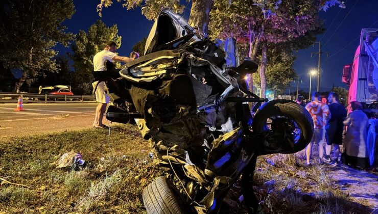 Sakarya’da ağaca çarpan otomobil ikiye ayrıldı