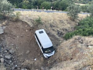 Siverek’te tarım işçisi minibüsü devrildi: 4 yaralı