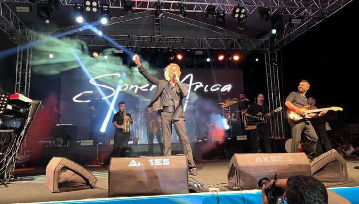 Soner Arıca, Fatsa konserinde annesi ve dayısı Kadir İnanır’ı andı