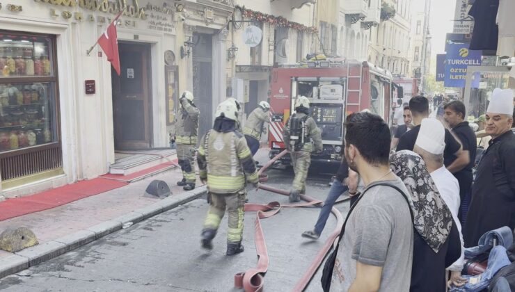 Taksim’de alışveriş merkezindeki lokantada çıkan yangın söndürüldü / Ek görüntüyle geniş haber