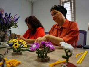 Tekirdağ’da meme kanseri hastaları sanat atölyesinde moral buluyor