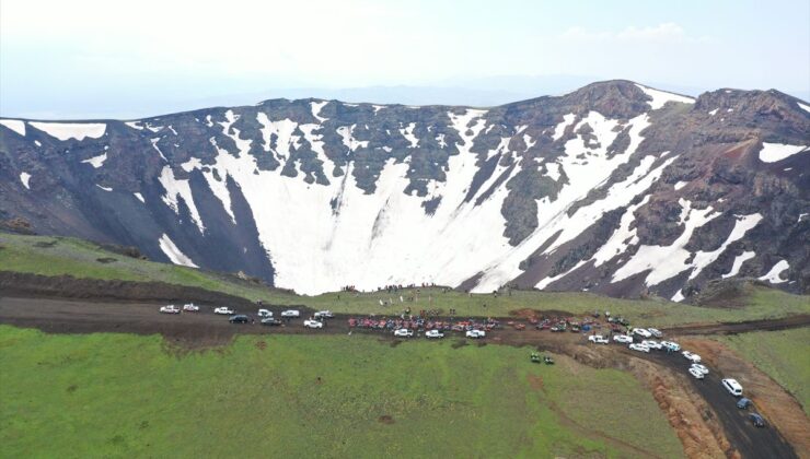 Tendürek Dağı’nın Krater Gölü Turizme Kazandırılmayı Bekliyor