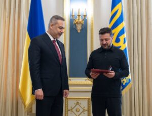 Ukrayna Devlet Başkanı Zelenskiy, Dışişleri Bakanı Fidan’a “İkinci Derece Liyakat Nişanı”nı tevcih etti