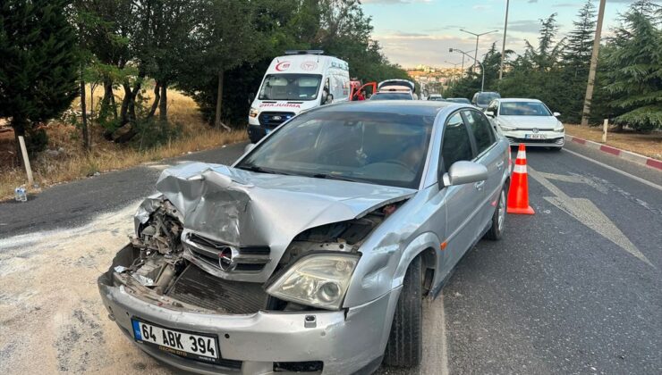 Uşak’ta tıra çarpan otomobildeki 4 kişi yaralandı