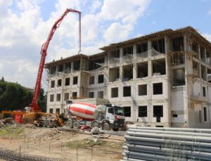Vali Bakan’dan Amasya’da Devam Eden Okul İnşaatlarında İnceleme
