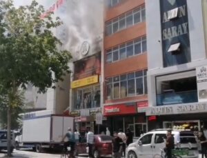 Van’da Bardaki Yangında Çatıda Mahsur Kalan 2 Kişi Kurtarıldı
