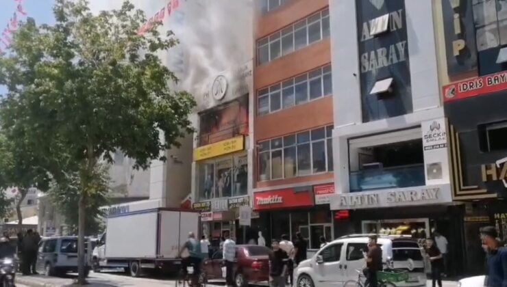 Van’da Bardaki Yangında Çatıda Mahsur Kalan 2 Kişi Kurtarıldı