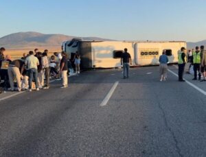 Yolcu otobüsü bariyere çarparak devrildi! 31 kişi yaralandı