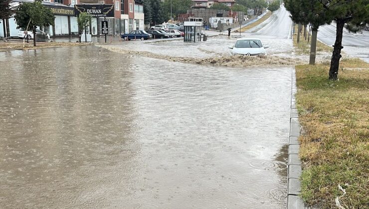Yozgat’ta sağanak hayatı olumsuz etkiledi