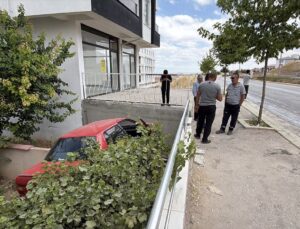 Zeytinyağı yol kayganlaştırdı, 2 otomobil kaza yaptı