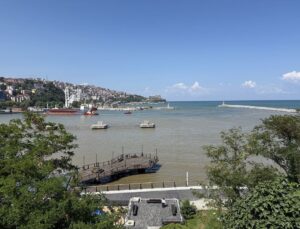 Zonguldak’ta yağışla gelen çamurlu su denizin rengini değiştirdi