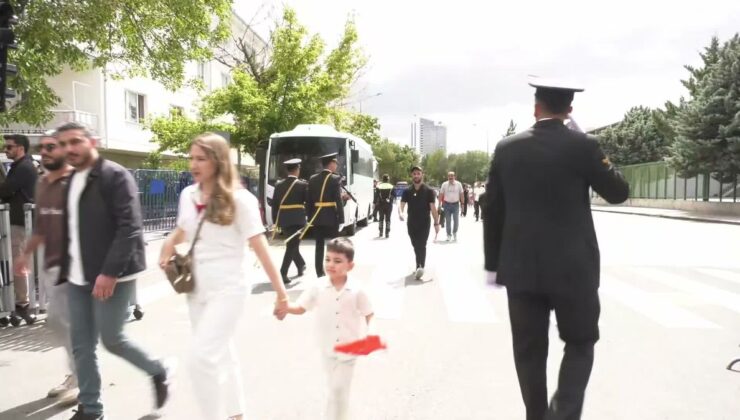 Anıtkabir’de Zafer Bayramı Coşkusu: Her Yaştan Vatandaş Ata’ya Akın Etti