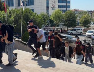Arkadaşının eşiyle ilişki iddiası: Kadın kıyafeti giydirip ormanda özür diletmişler