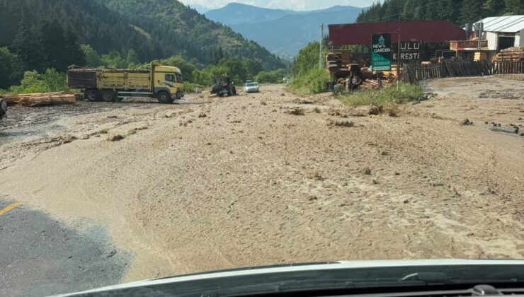 Artvin’de sağanak yolları göle çevirdi