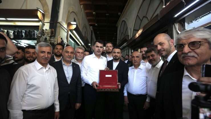 Bakan Kurum’a Kahramanmaraş’ta yeniden ihya edilen Kapalı Çarşı’nın sembolik anahtarı verildi