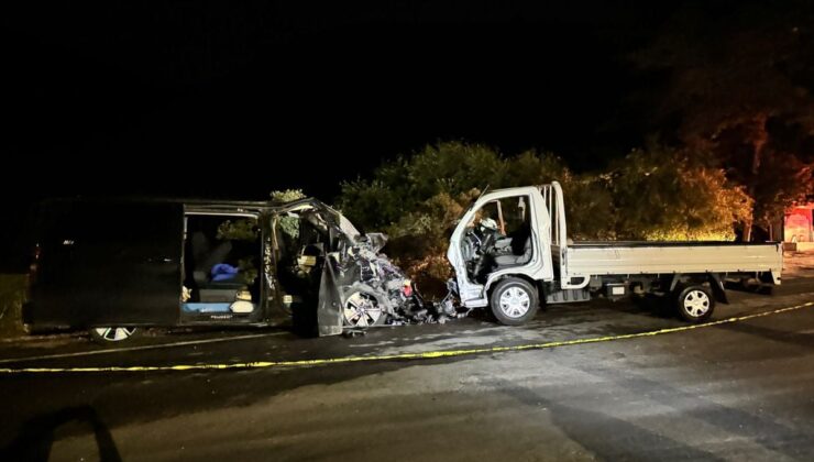 Bayburt’ta kamyonetle hafif ticari aracın çarpıştığı kazada 8 kişi yaralandı