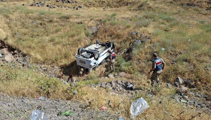 Bingöl’de Hafif Ticari Araç Şarampole Devrildi: 1’i Ağır 6 Yaralı