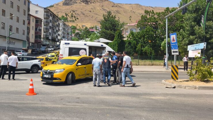 Bingöl’de taksi ile otomobilin çarpıştığı kazada 1 kişi yaralandı