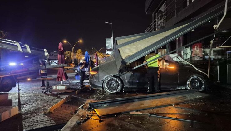 Bodrum’da Otomobil Börekçi Dükkanına Daldı: 2 Yaralı