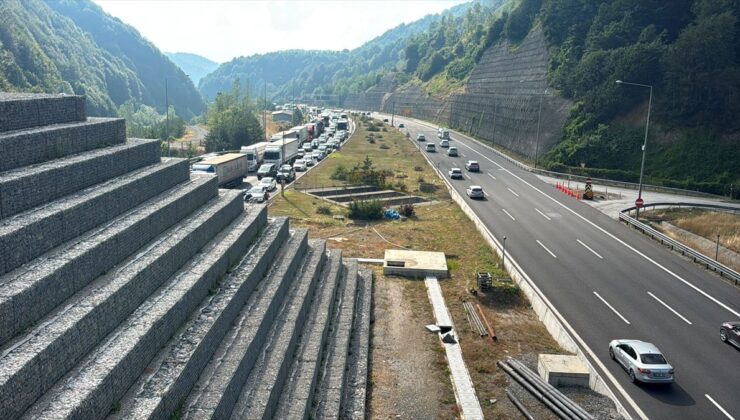 Bolu Dağı Tüneli’nde Araç Yangını: Yol Tekrar Ulaşıma Açıldı