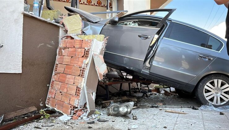 Bolu’da Kontrolden Çıkan Otomobil Caminin Duvarlarını Yıktı: 2 Yaralı