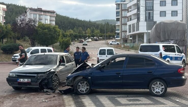 Boyabat’ta İki Otomobil Çarpıştı: 2 Yaralı
