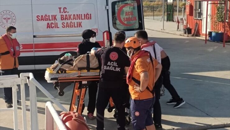 Çanakkale’de gemi personeli sağlık ekiplerince tahliye edildi