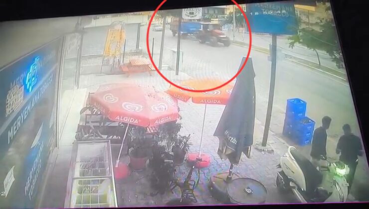 Ceyhan’da traktör römorku kaldırımdakilere çarptı: 2 yaralı