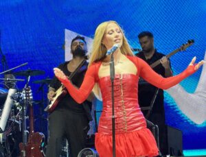 Derya Uluğ’dan Antalya’da Zafer Bayramı Konseri