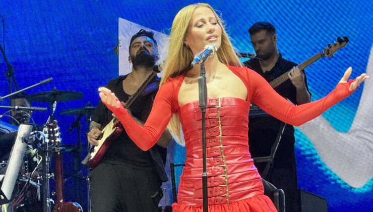 Derya Uluğ’dan Antalya’da Zafer Bayramı Konseri