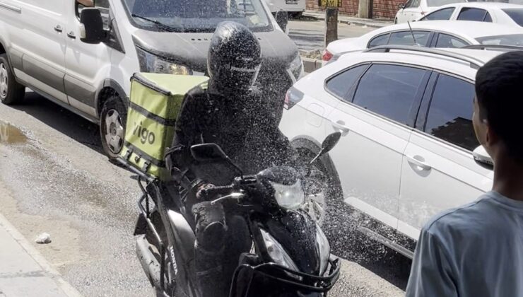Diyarbakır’da 40 Derece Sıcaklık: Kurye Hortumla Serinledi, Çocuklar Fıskiyede Eğlendi
