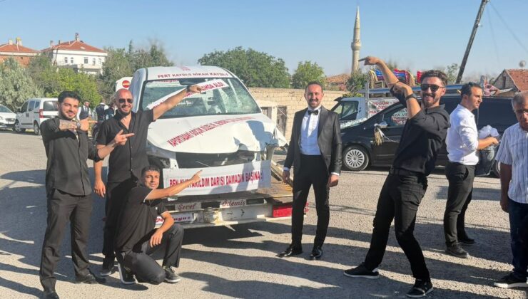 Edebiyat Öğretmenine Mizahi Hurda Otomobil Hediyesi