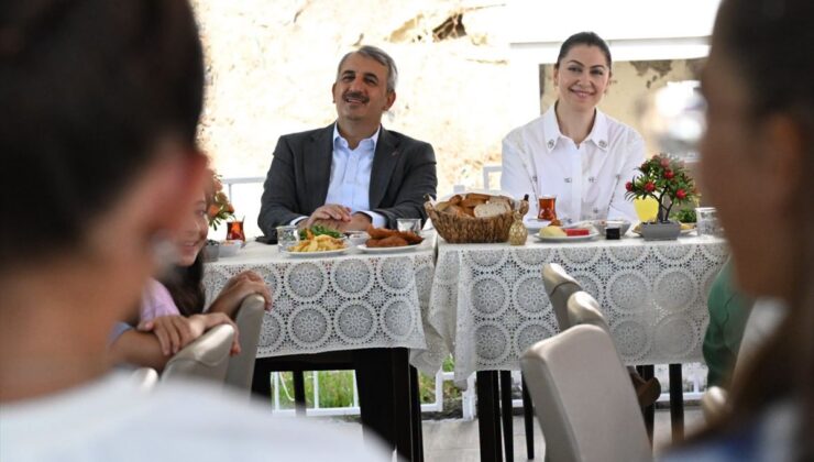 Edirne Valisi Sezer ve eşi koruma altındaki çocuklarla buluştu