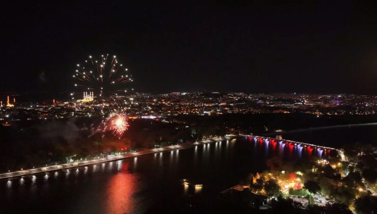 Edirne’de 30 Ağustos Zafer Bayramı Coşkusu: Meriç Nehri Üzerinde Havai Fişek Gösterisi