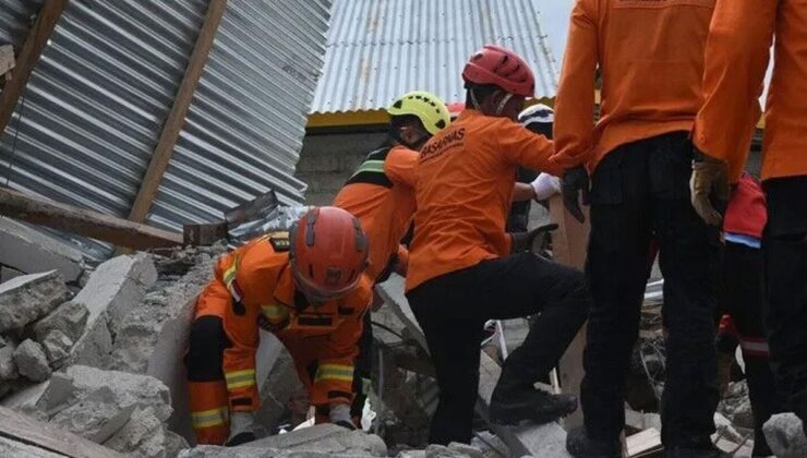 Endonezya’da gerçekleşen 7,7 büyüklüğündeki depremde bilanço ağırlaşıyor