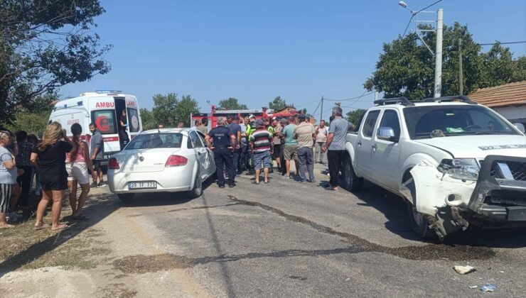 Enez’de kamyonet ile otomobil çarpıştı: 3 yaralı
