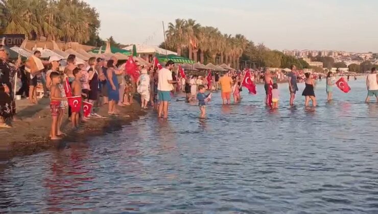 Erdek’te 30 Ağustos Coşkusu: Gezi Teknesi ve Sahil Bayraklarla Bir Arada