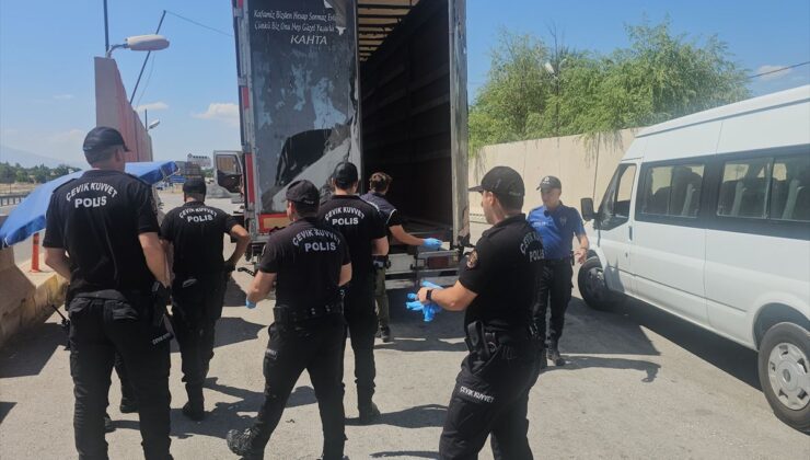 Erzincan’da tır dorsesinde 11 düzensiz göçmen yakalandı
