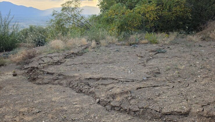 Erzincan’da toprak kayması: 6 bağ evi tahliye edildi