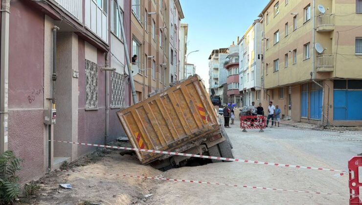 Eskişehir’de Park Halindeki Hafriyat Kamyonu Çukura Düştü