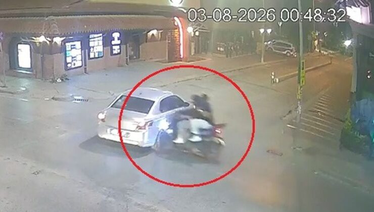 Eskişehir’de motosiklet otomobile çarptı; kaza kamerada
