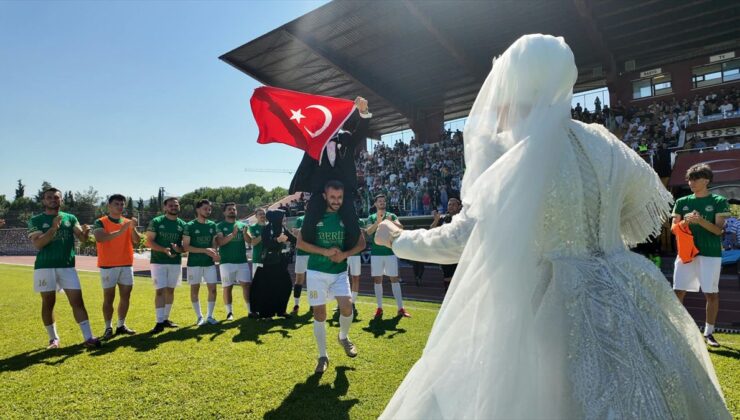 Gelinlik ve Damatlıkla Final Maçına Geldiler