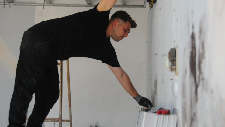 Gündüz elektrikçi, gece sokak müzisyeni