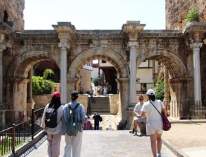 Hadrian Kapısı: 1900 Yıllık Tarih ve Işıkla Buluşan Mimari