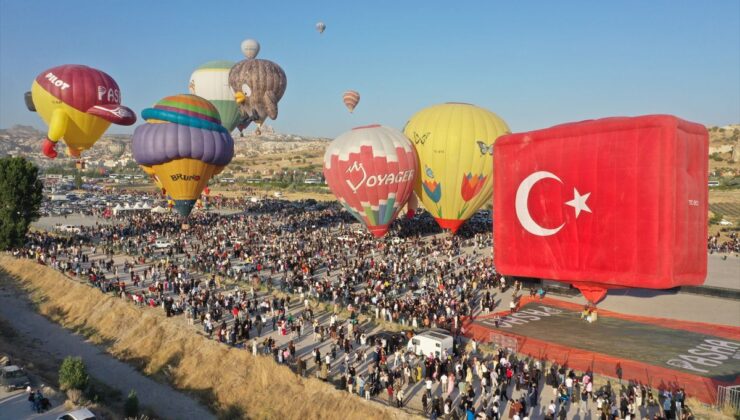 Kapadokya Balon Festivali, figürlü balonların gösteri uçuşuyla sona erdi