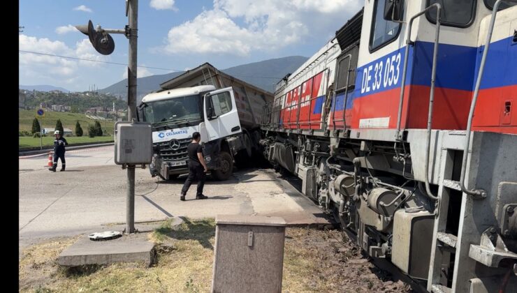 Karabük’te TIR ve Lokomotif Çarpıştı: Hasarlı Kaza