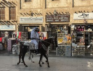 Katar’da Atlı Polisler Tarihi Çarşıda Güvenlik ve Nostalji Sunuyor