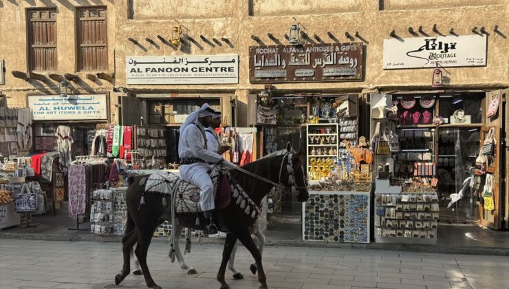 Katar’da Atlı Polisler Tarihi Çarşıda Güvenlik ve Nostalji Sunuyor
