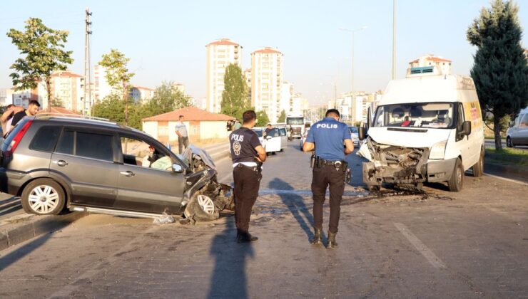 Kayseri’de Otomobil ile Minibüs Çarpıştı: 2 Yaralı