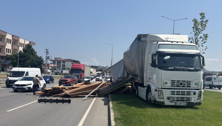 Kereste Yüklü Tır Kazası Yolu Kapattı
